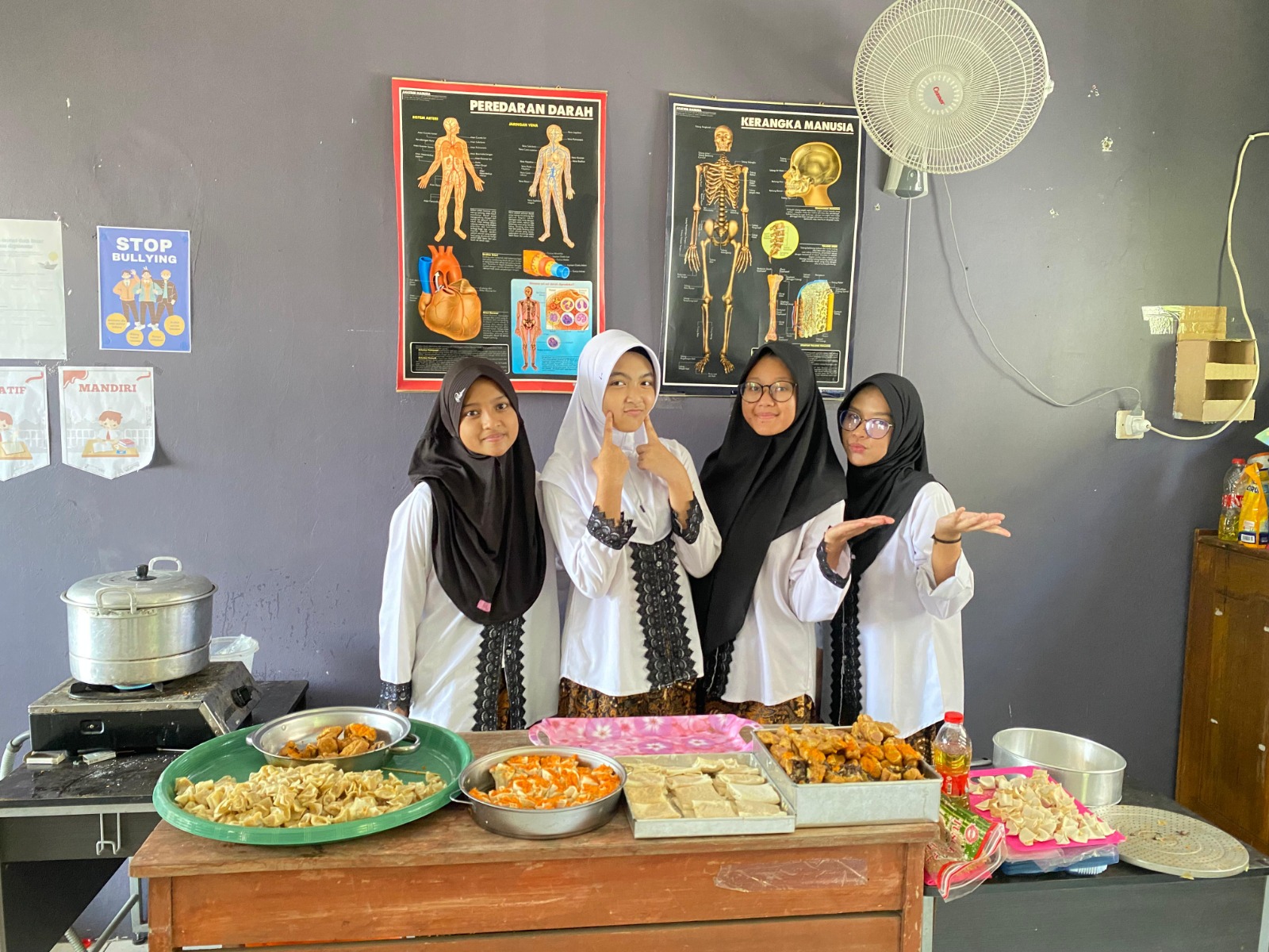 Siswa/Siswi SLB B Tunas Harapan Karawang (BerJualan)