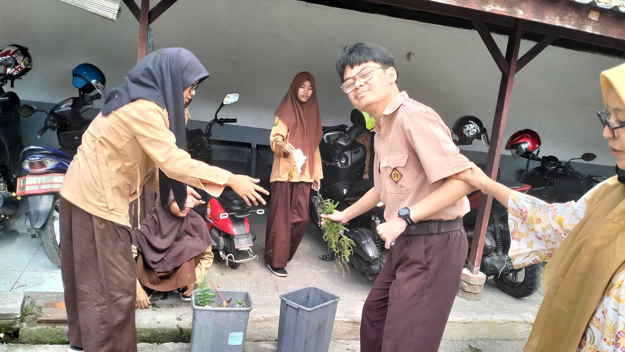 Siswa/Siswi SLB B Tunas Harapan Karawang (Piket Pagi)